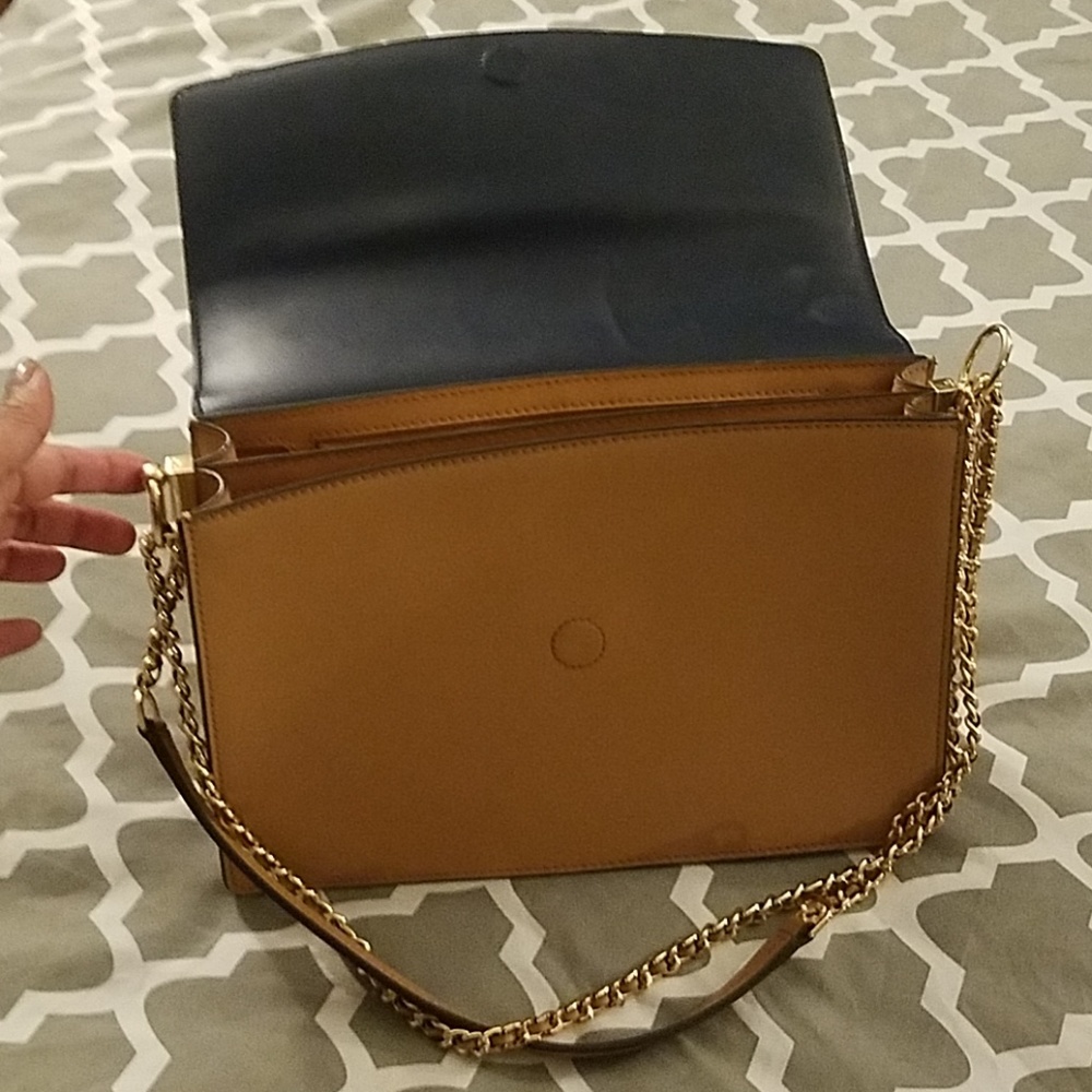 Tory Burch Robinson Convertible Shoulder Bag - Picture 4 of 8